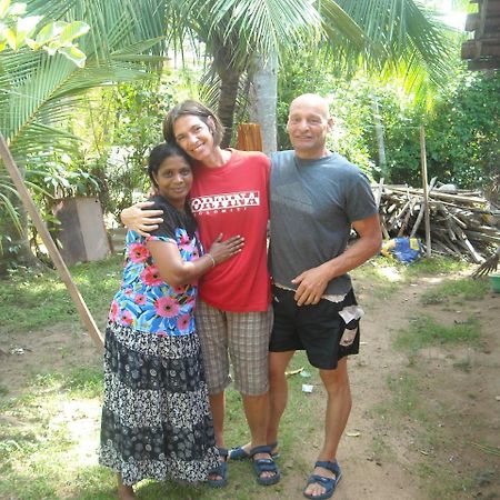 Thevindu Guest & Redmud Resturent Banduramulla Esterno foto