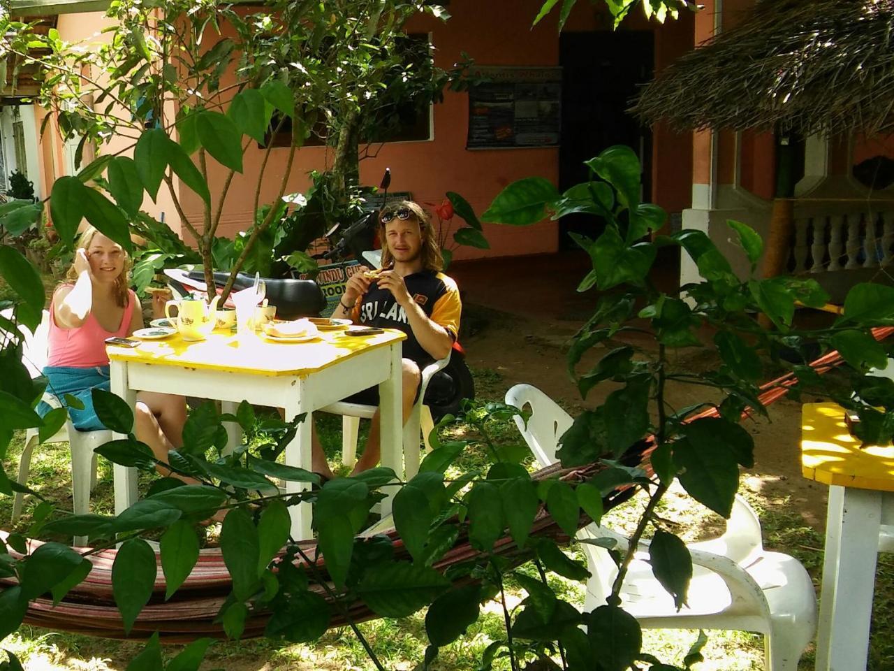 Thevindu Guest & Redmud Resturent Banduramulla Esterno foto