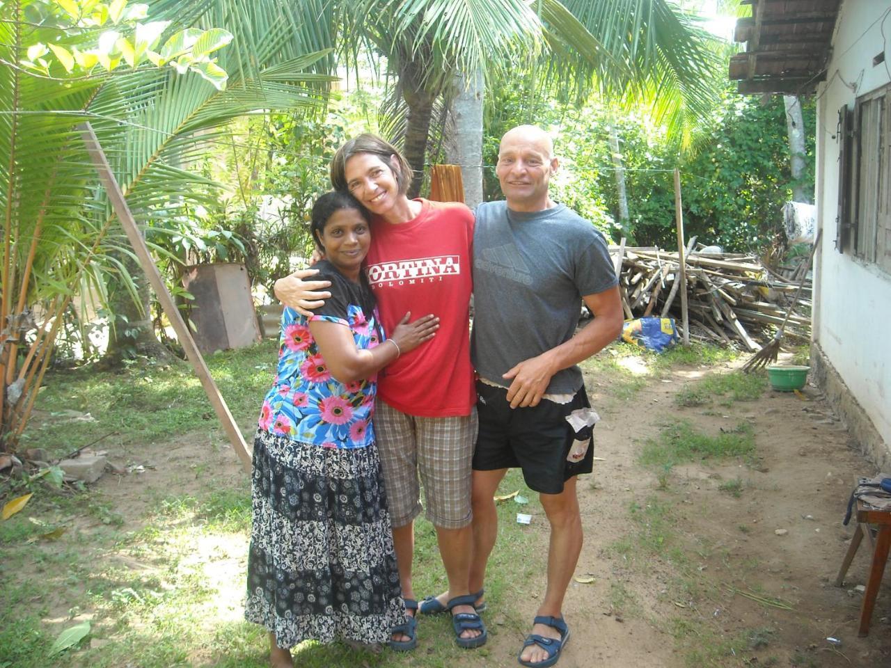 Thevindu Guest & Redmud Resturent Banduramulla Esterno foto