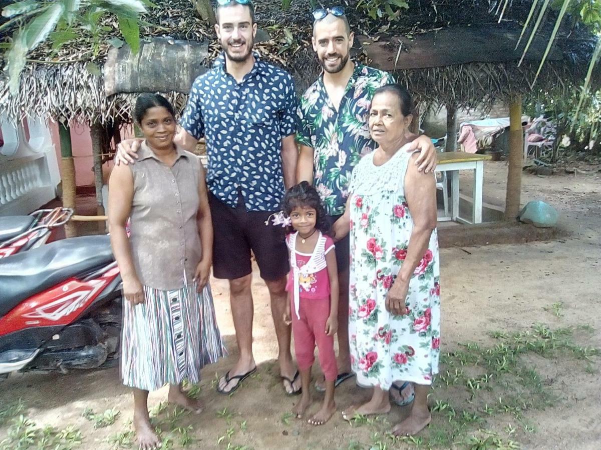 Thevindu Guest & Redmud Resturent Banduramulla Esterno foto