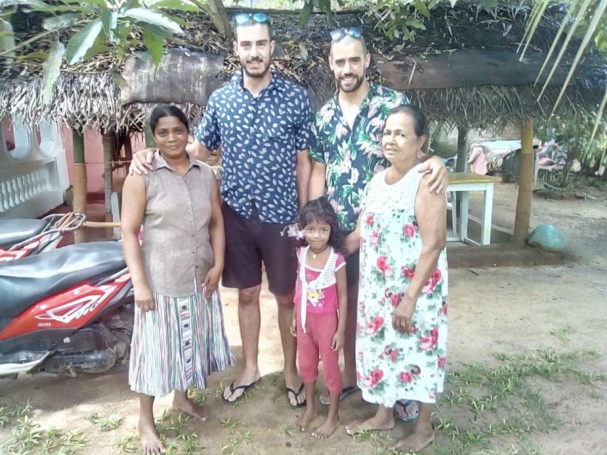 Thevindu Guest & Redmud Resturent Banduramulla Esterno foto